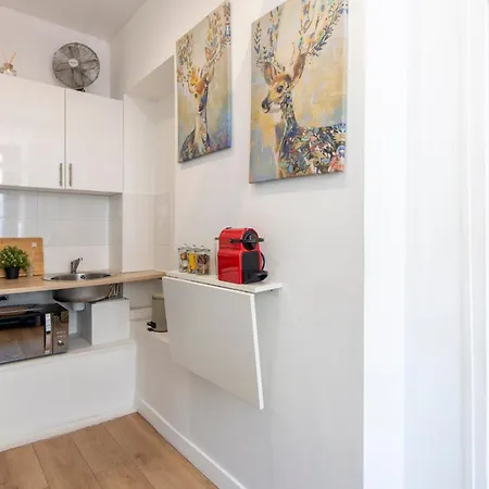 Parisian Getaway For Two In Iconic Montmartre Neighborhood Apartment *