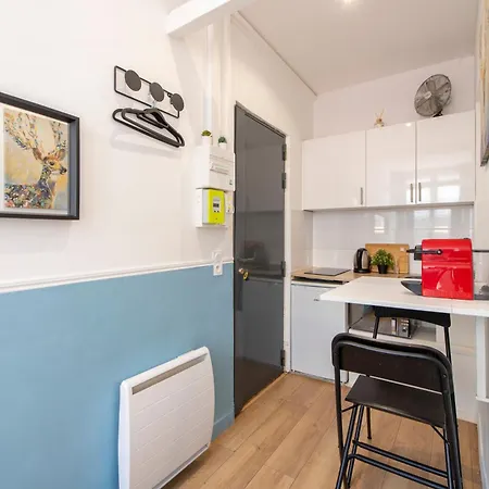 Parisian Getaway For Two In Iconic Montmartre Neighborhood Apartment *