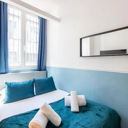Parisian Getaway For Two In Iconic Montmartre Neighborhood Apartment Paris