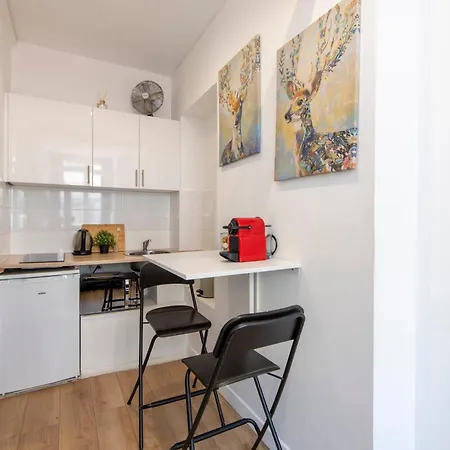 Parisian Getaway For Two In Iconic Montmartre Neighborhood Apartment