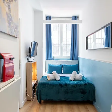 Apartment Parisian Getaway For Two In Iconic Montmartre Neighborhood