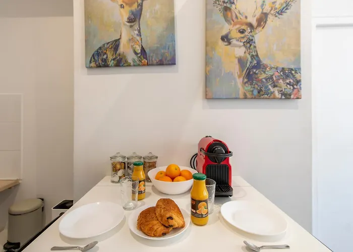 Parisian Getaway For Two In Iconic Montmartre Neighborhood Appartement