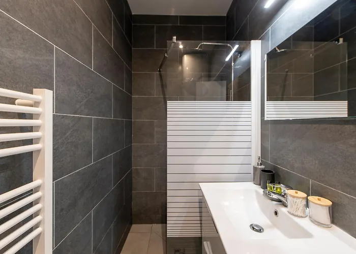 Parisian Getaway For Two In Iconic Montmartre Neighborhood Appartement